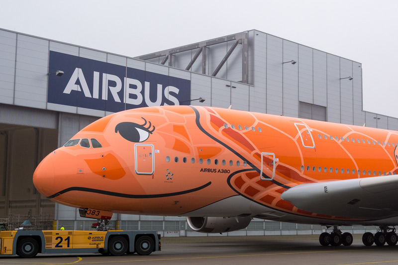 エアバス・ハンブルク工場の塗装工場からロールアウトするANAのエアバス A380型機 3号機