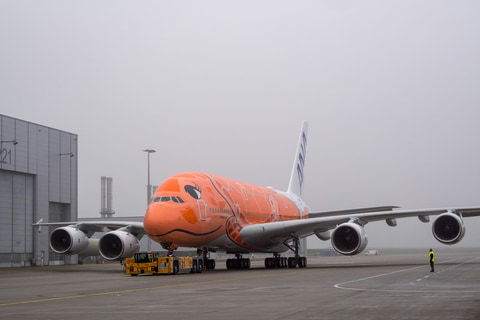 1/160 ANA エアバス A380 ラー LED 3号機 オレンジ レア エアバスとANA、オレンジのA380型機をお披露目。3号機が