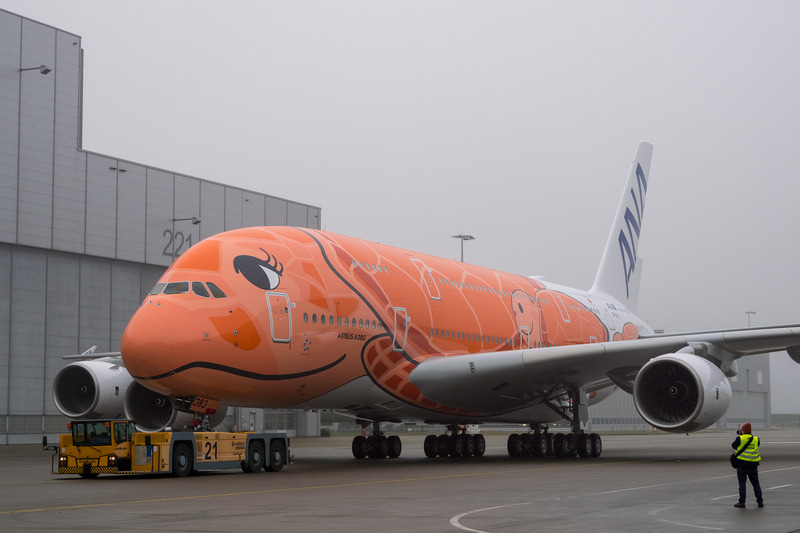 エアバス・ハンブルク工場の塗装工場からロールアウトするANAのエアバス A380型機 3号機
