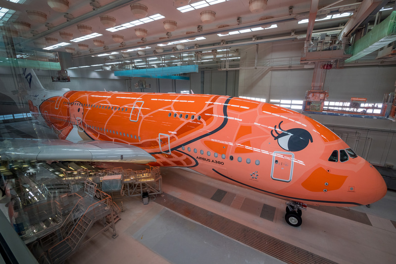 塗装工場でロールアウトを待つ3号機