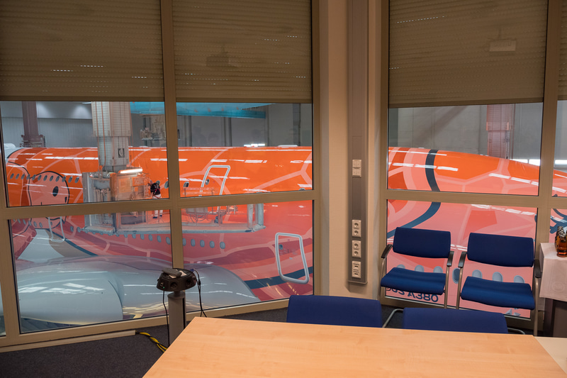 塗装工場内。ステンシルを制作する部屋には、初号機がロールアウトした際に使われたANAの旗が飾られていた