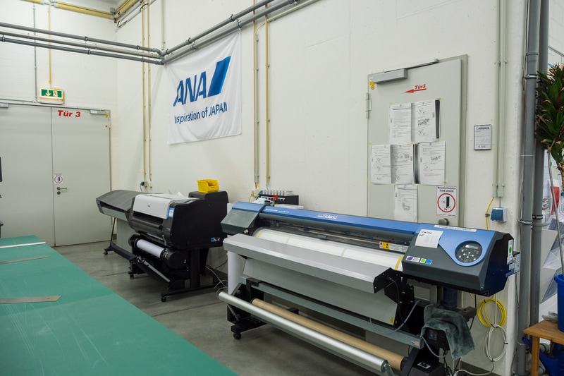 塗装工場内。ステンシルを制作する部屋には、初号機がロールアウトした際に使われたANAの旗が飾られていた