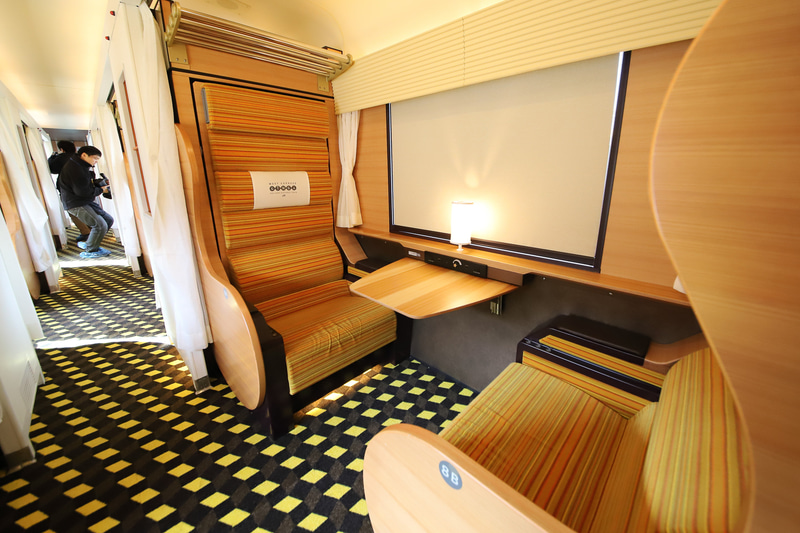 1号車は「ファーストシート」が全16席ある。通路とは薄いカーテンで仕切られる