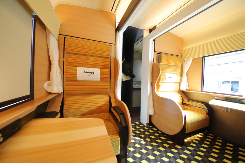 1号車は「ファーストシート」が全16席ある。通路とは薄いカーテンで仕切られる