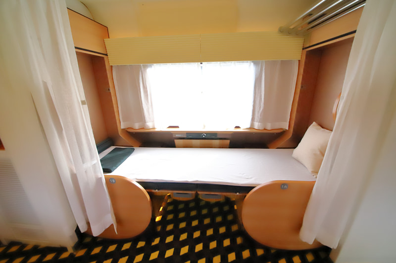 ベッドとした状態。向かい合う2席を1つのベッドとするため、1号車の夜行時の定員は8名