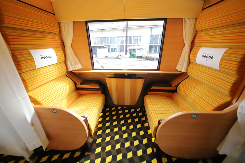 テーブルを折りたたみ、シートを倒せばベッドになる構造だ