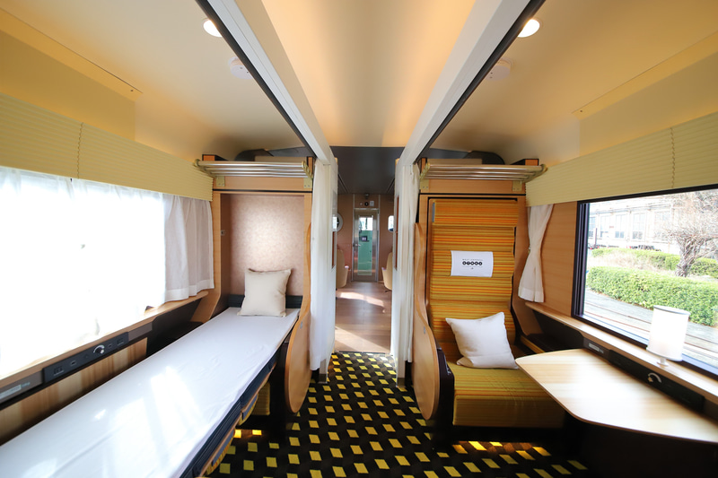 ベッド、座席ともに恰幅のよい人でもゆったりできる幅を確保している