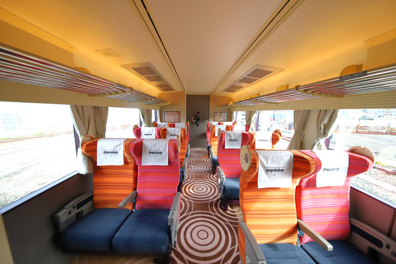 リクライニングシートは定員14名