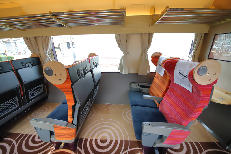 シートピッチは1200mmで、シートをリクライニングしても足元が窮屈にならない