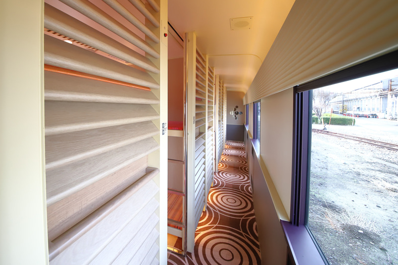 クシェットは3区画（計12名）ある。通路部分は木材を多用した仕切りで柔らかい雰囲気だ