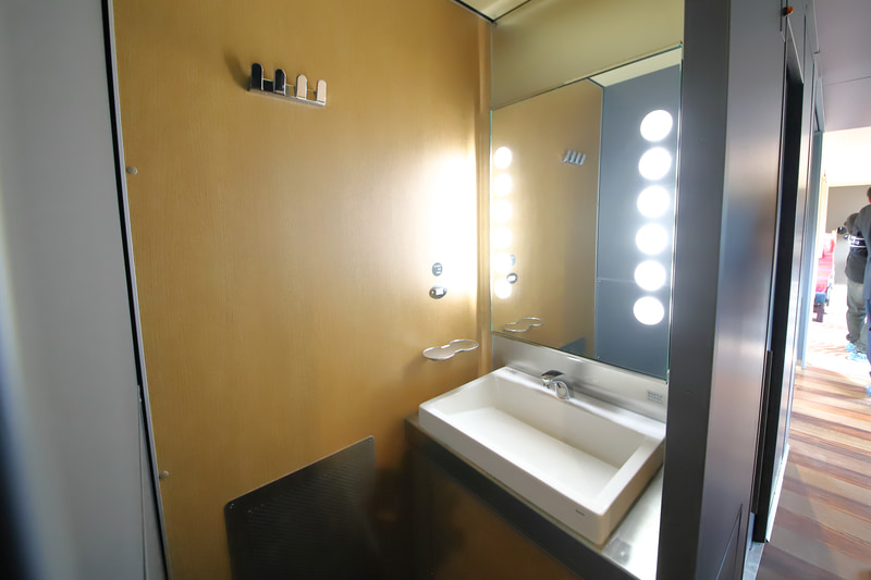 洗面台。通路を挟んだ向かいにトイレも設置