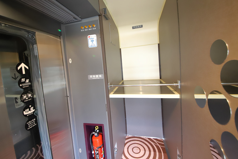 車両の貫通扉付近にある荷物置場。2号車には計2か所を確保