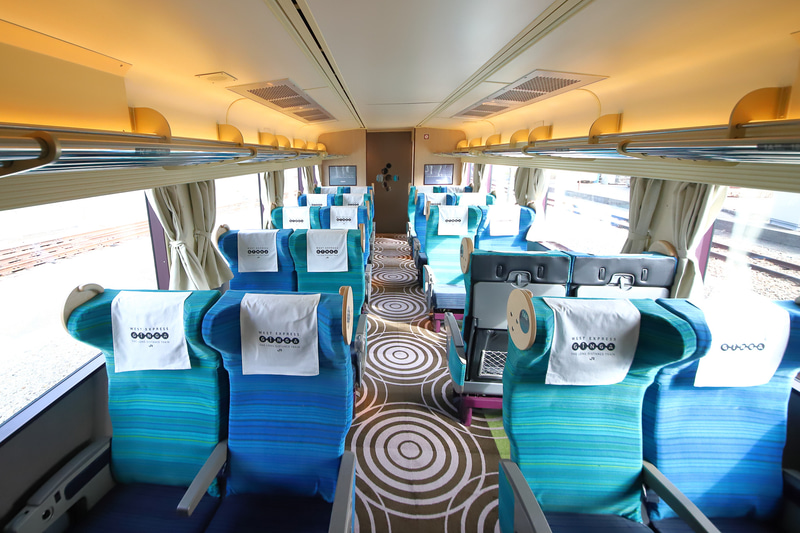 リクライニングシートはシートピッチ1200mmで定員20名。回転対座も可能