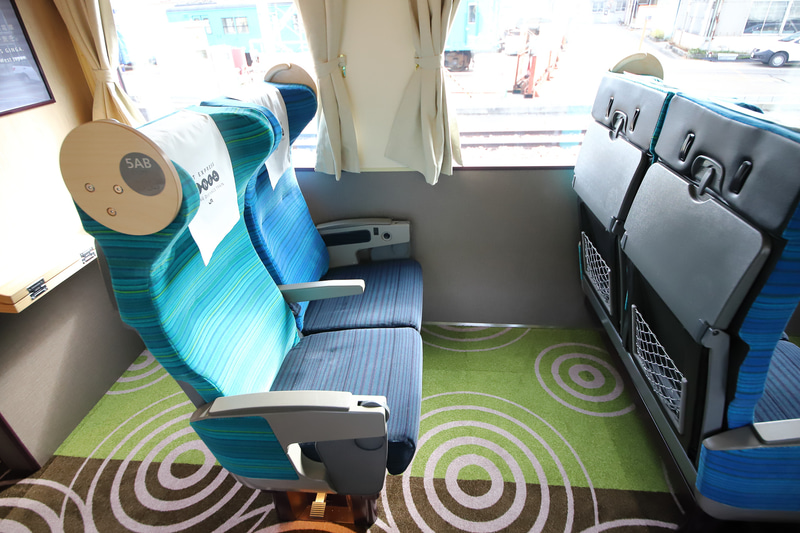 リクライニングシートはシートピッチ1200mmで定員20名。回転対座も可能