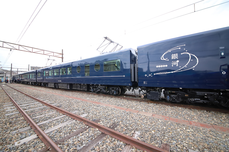 フロントマスクと車両側面（右から3・4・5・6号車）