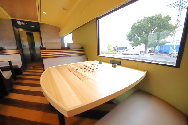 ボックス席は4つ。テーブルの中央はチェスボード、碁盤になっており、チェスやオセロ、囲碁、将棋なども楽しめる