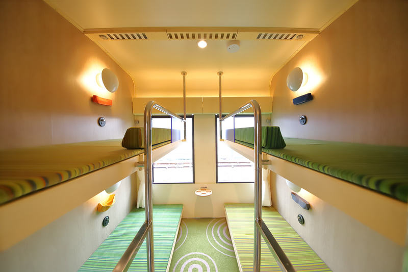 5号車のクシェットは5区画、計18席。うち2席は車いすに対応している