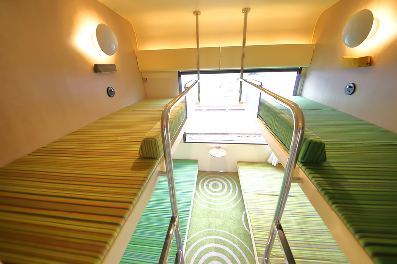 下段の座面は床に近く、座敷にいるかのような雰囲気。そのぶん上段も天井までの高さに余裕がある