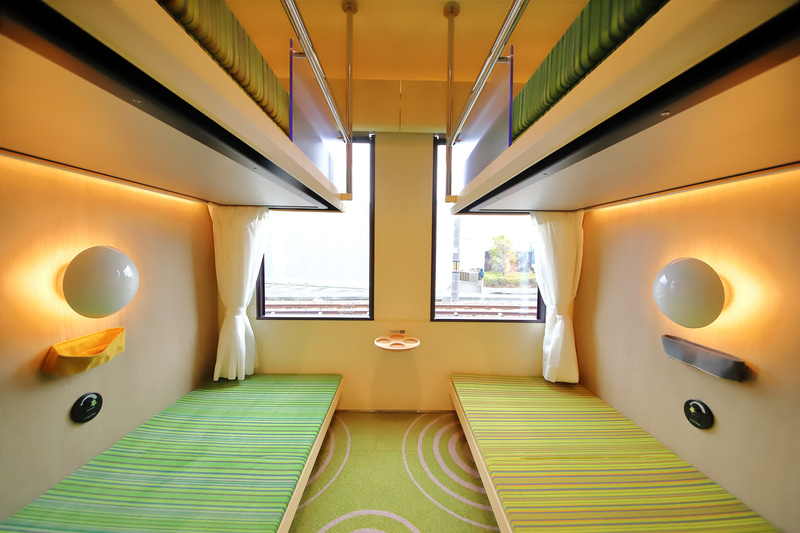 下段の座面は床に近く、座敷にいるかのような雰囲気。そのぶん上段も天井までの高さに余裕がある