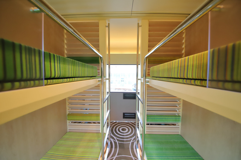 下段の座面は床に近く、座敷にいるかのような雰囲気。そのぶん上段も天井までの高さに余裕がある