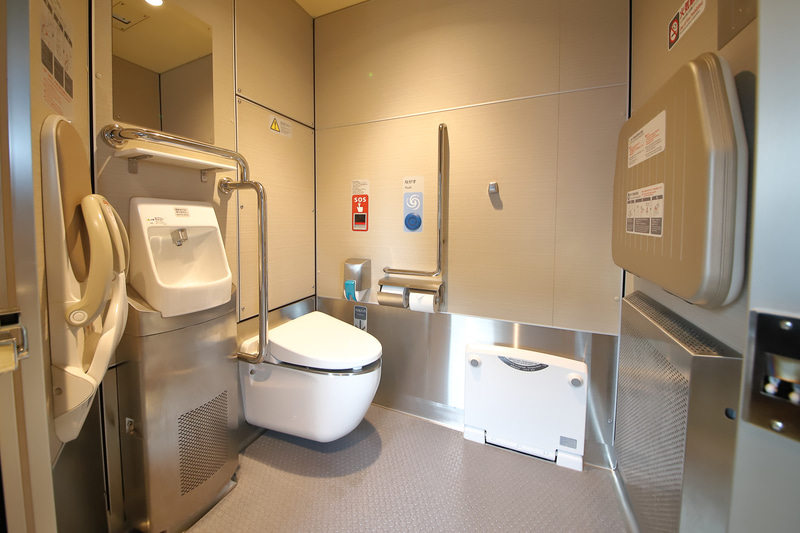 多機能トイレも完備。洗面台も車いす対応