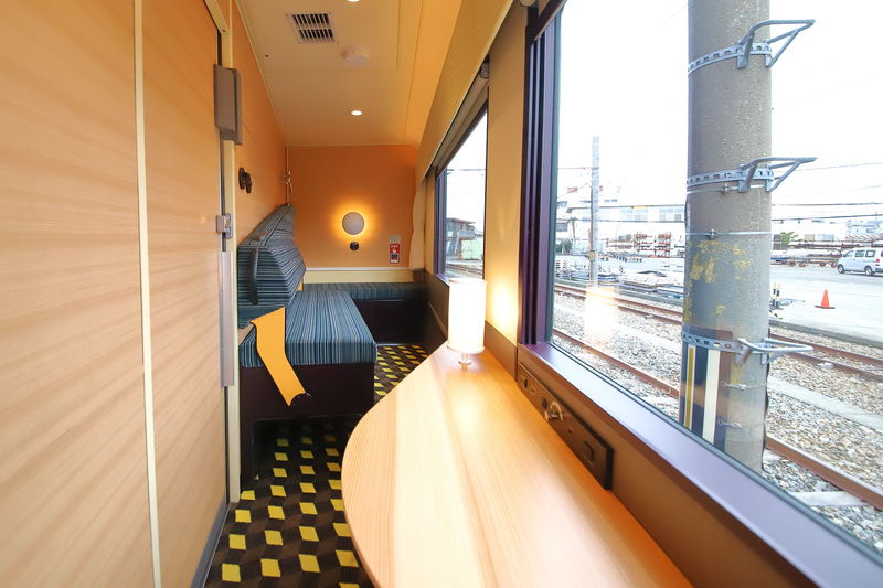 部屋は台形で、広いほうに2名掛けソファ、狭いほうに1名用のシートがある。大型の窓2つを独占でき、車窓の風景を堪能できる