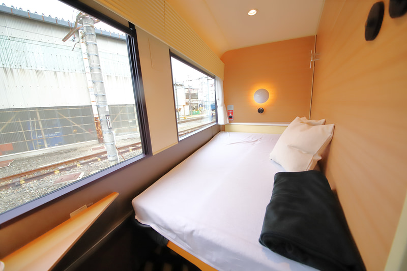 ベッドメイクした状態。就寝定員は1室あたり2名