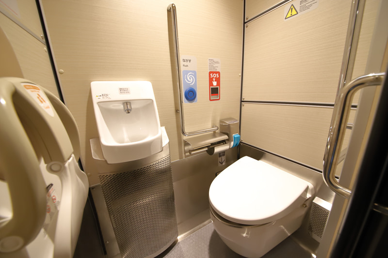 トイレ、男性小用トイレ、洗面台。5号車の多機能トイレをのぞいて、基本的にはこの仕様だ