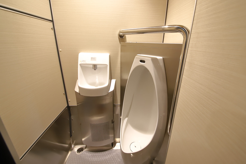 トイレ、男性小用トイレ、洗面台。5号車の多機能トイレをのぞいて、基本的にはこの仕様だ