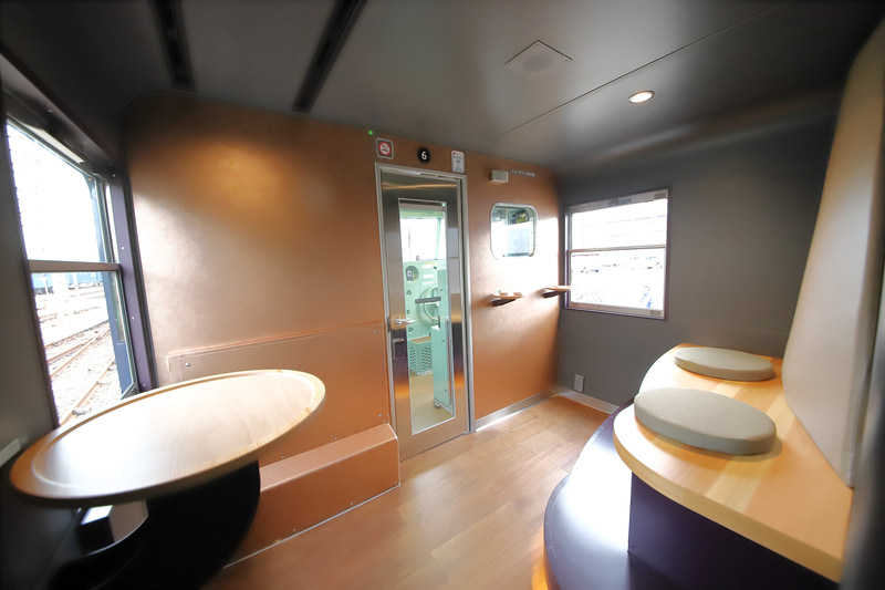 6号車の運転台に隣接したフリースペース「彗星」