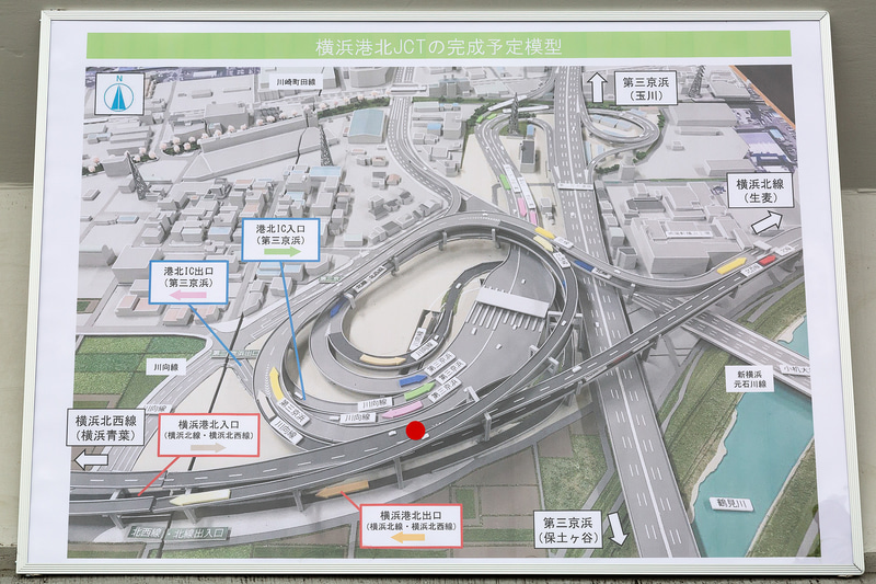 各道路の行先。パネルの赤丸が現場公開したポイント