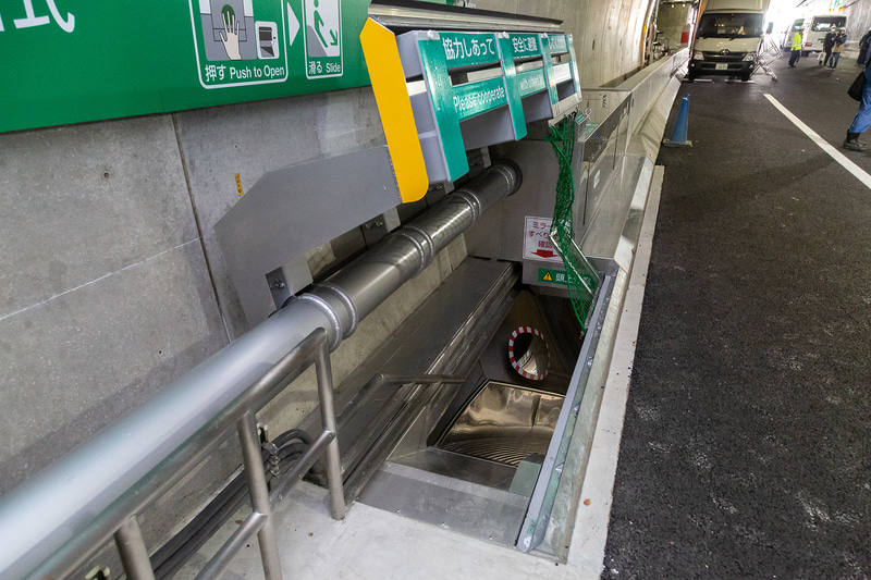 避難通路につながる滑り台がある