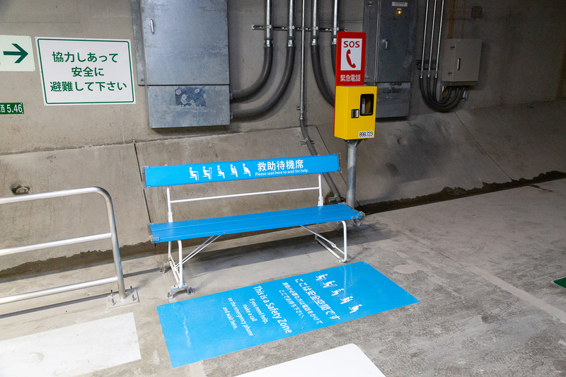 ベンチと非常電話