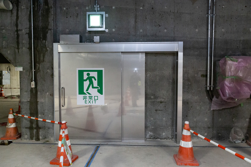 避難通路から地上への出口