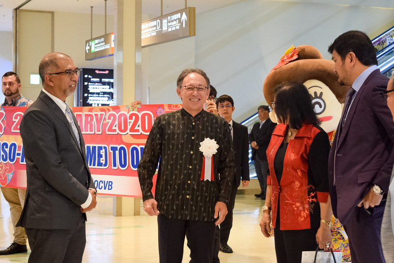 降り立った関係者らを笑顔で迎える玉城知事