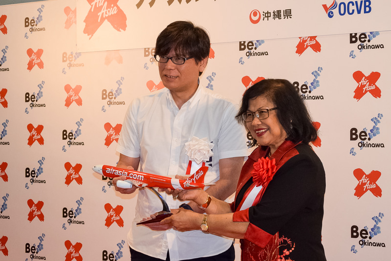 そしてOCVB目島事務局長へ記念品