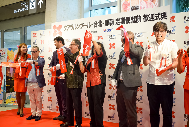 エアアジアのロゴが入った鮮やかなリボン。一部参列者が合図の前にハサミを入れてしまうハプニングもあり、笑顔に包まれ和やかな雰囲気に