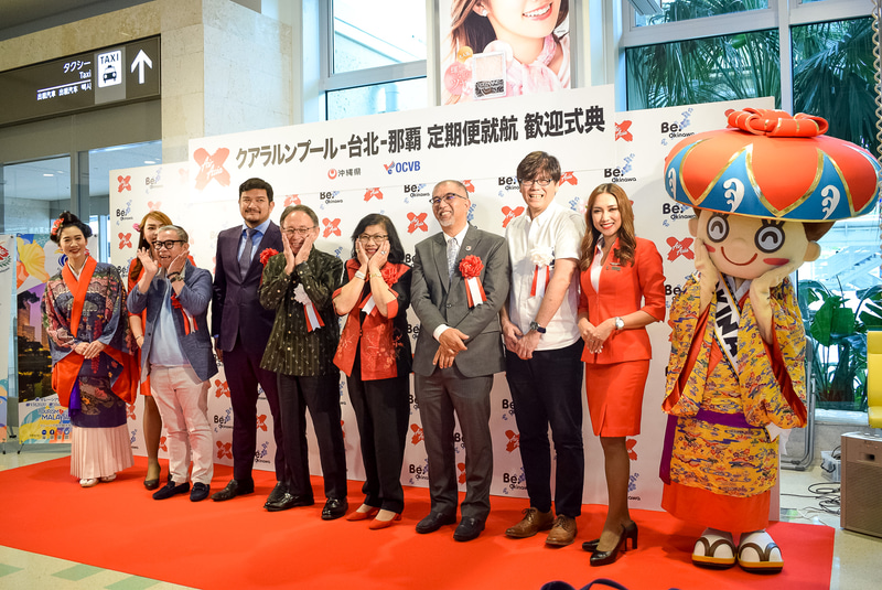 最後の記念撮影にはOCVB観光大使マスコットの花笠マハエちゃんも参加。マハエポーズをとる姿も