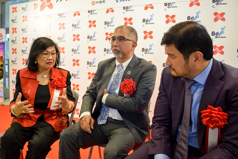 左からエアアジアX会長のタン・スリ・ラフィダ・アジズ氏、マレーシア観光芸術文化副大臣のムハンマド・バクティア・ビン・ワン・チック氏、エアアジアX CEOのベンヤミン・イスマイル氏