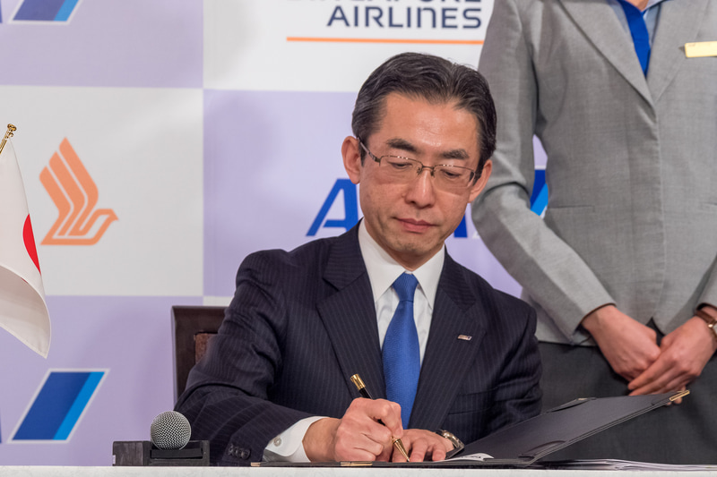 両社代表が提携契約書にサイン