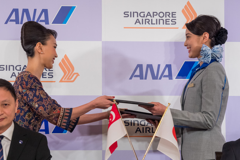 両社代表が提携契約書にサイン