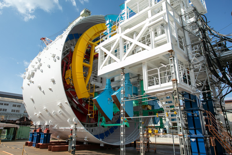 シールド内でセグメントを組みトンネルの外殻とすることで、土砂の崩落を防ぎ安全に掘削ができる（写真提供：JR東海）