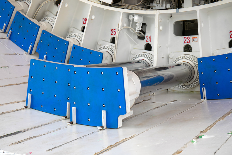 エレクターで持ち上たセグメントをシールドジャッキで押し、隣り合うセグメントのジョイントとかみ合わせる。このシールドジャッキは、カッターヘッドの推進にも使用する（写真提供：JR東海）