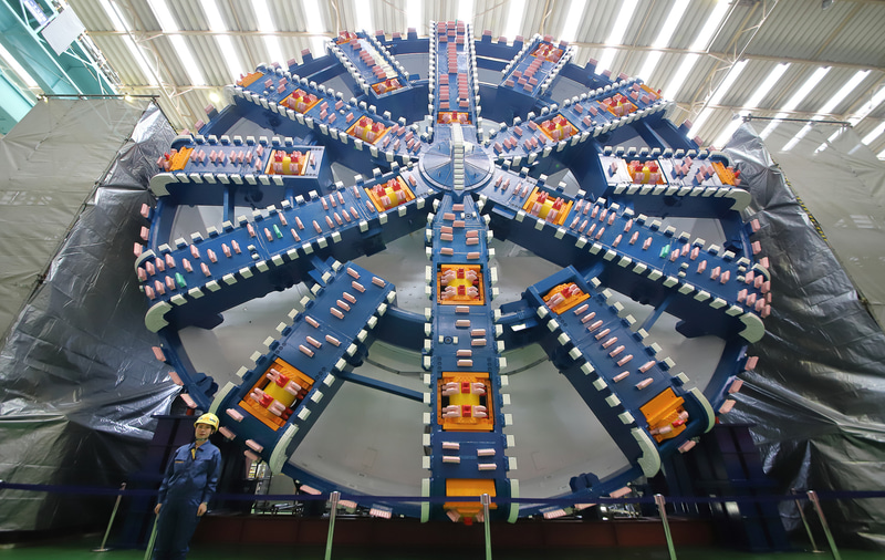 正面から見上げたカッターヘッド。この断面積にリニア新幹線の上下線が収まる