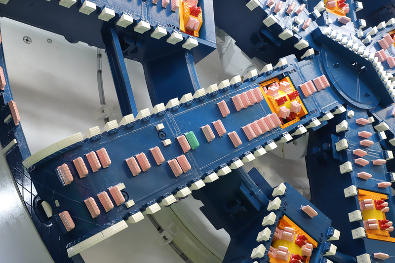 カッターヘッドには岩盤などを削る「ビット」を装着。用途別に色分けされている