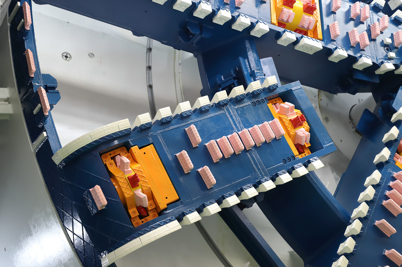 カッターヘッドは中心軸からの距離が離れるほど岩盤を削る面積が広くなるため、ビットの数が多くなる