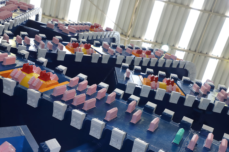 赤いビットは「仮壁用」。ピンクの「地山用」ビットよりやや飛び出しており、掘削開始時はこのビットで立坑のコンクリート仮壁を切削する