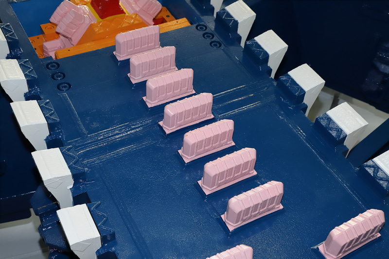 立坑の仮壁を削り切り、岩盤に出たらピンクの「地山用」ビットで掘り進むことになる