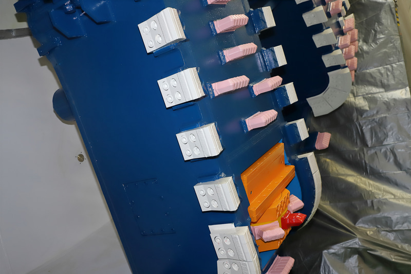 スポークの両端にある白いティースビットは、岩盤を平らに切削し、土砂をシールド内に取り込む