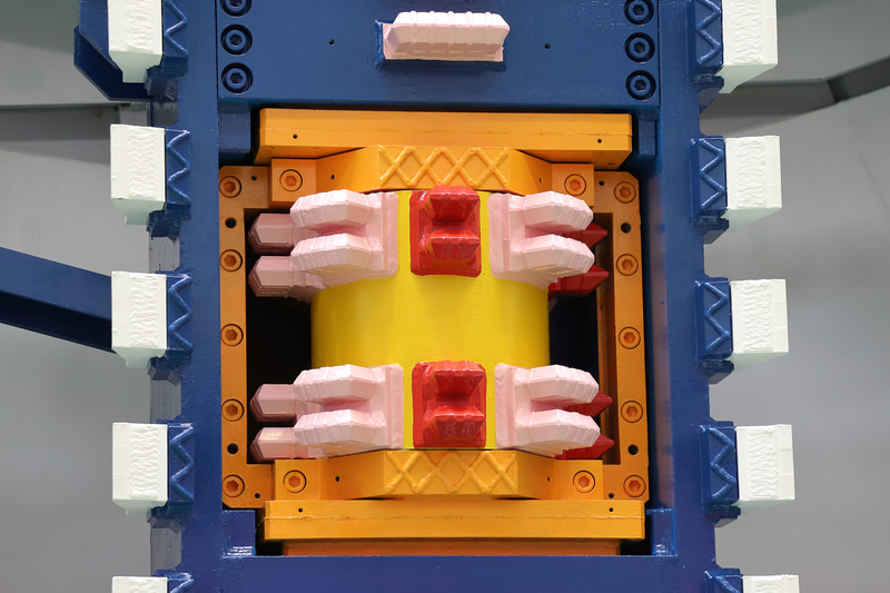 赤のビットはコンクリート仮壁用、ピンクは岩盤用で、掘削位置によって交換する